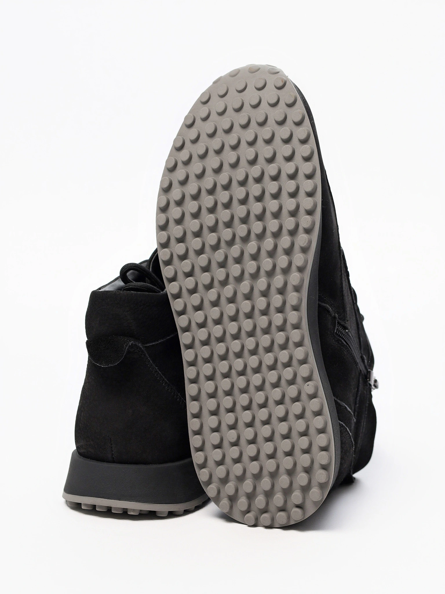 Кроссовки утепленные черного цвета на низкой подошве